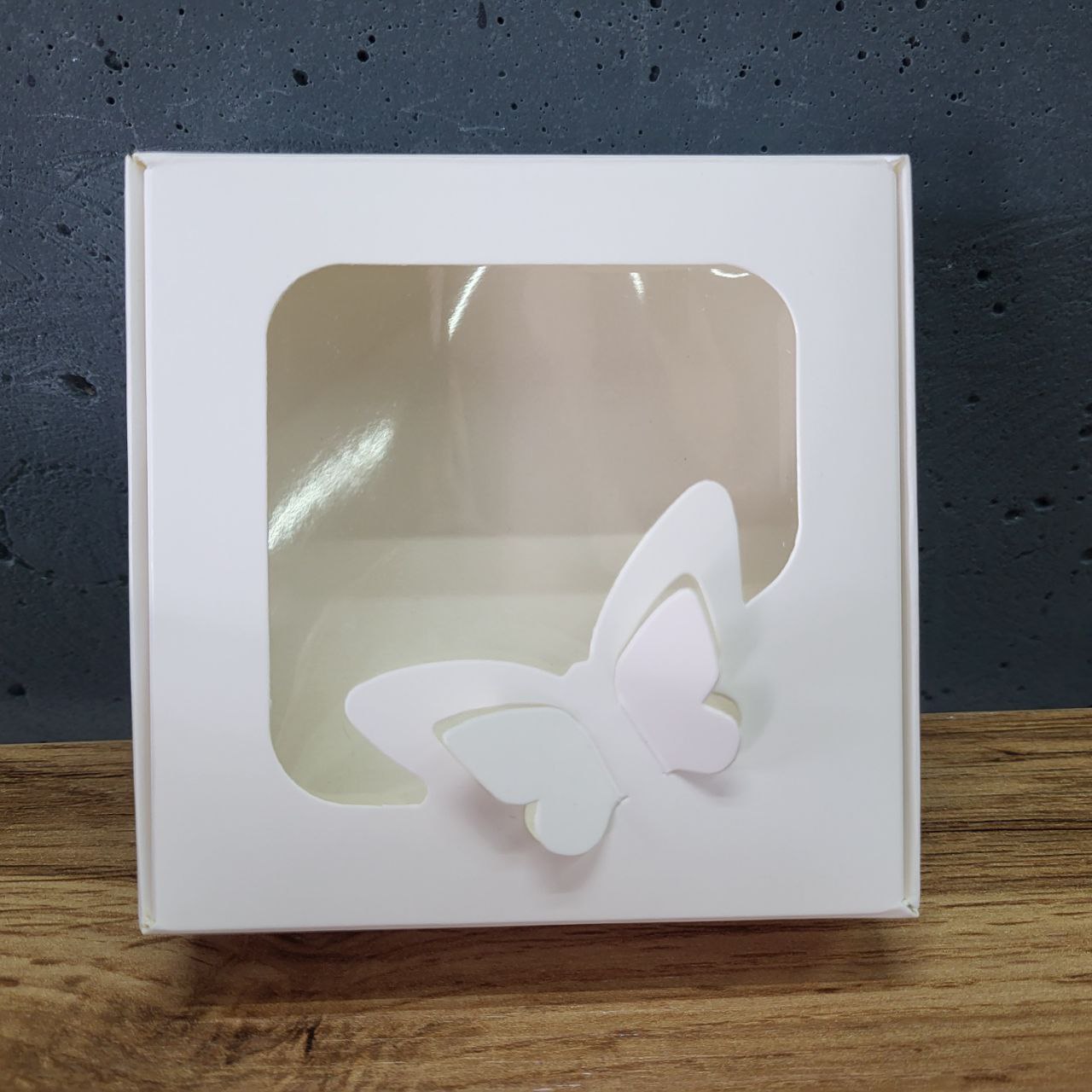 Коробка з вікном та метеликом біла 10х10х3см.