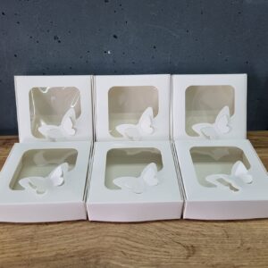 Коробка з вікном та метеликом біла 10х10х3см.