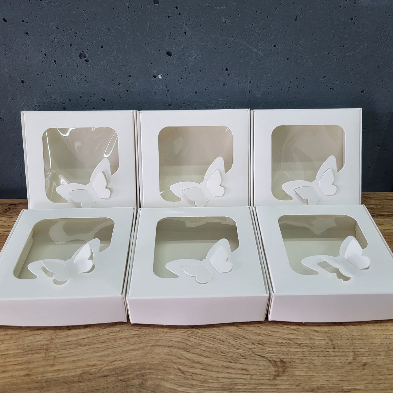 Коробка з вікном та метеликом біла 10х10х3см.
