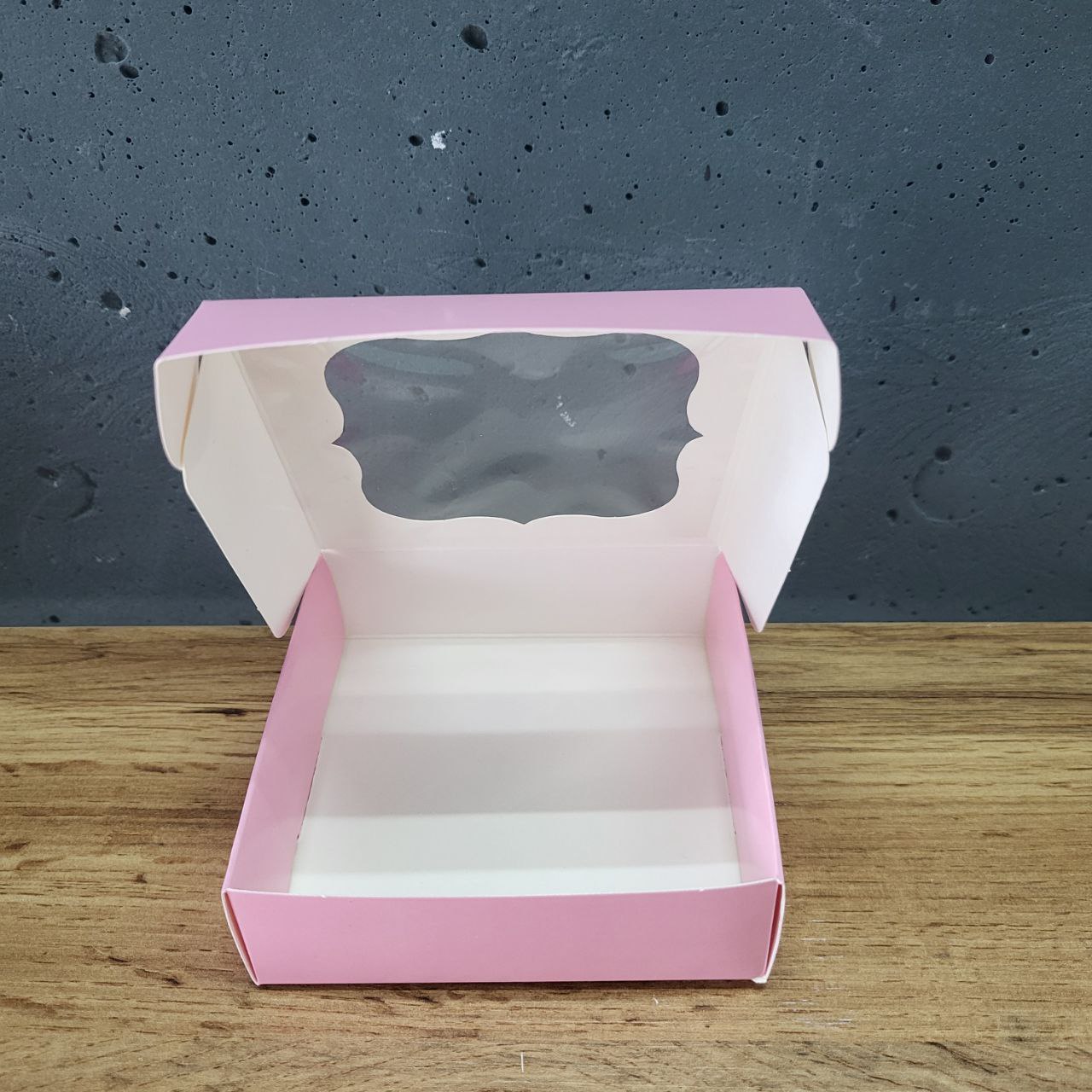 Коробка з вікном біло-рожева з квітами 10х10х3см