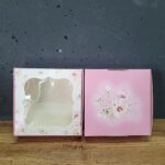 Коробка з вікном біло-рожева з квітами 10х10х3см