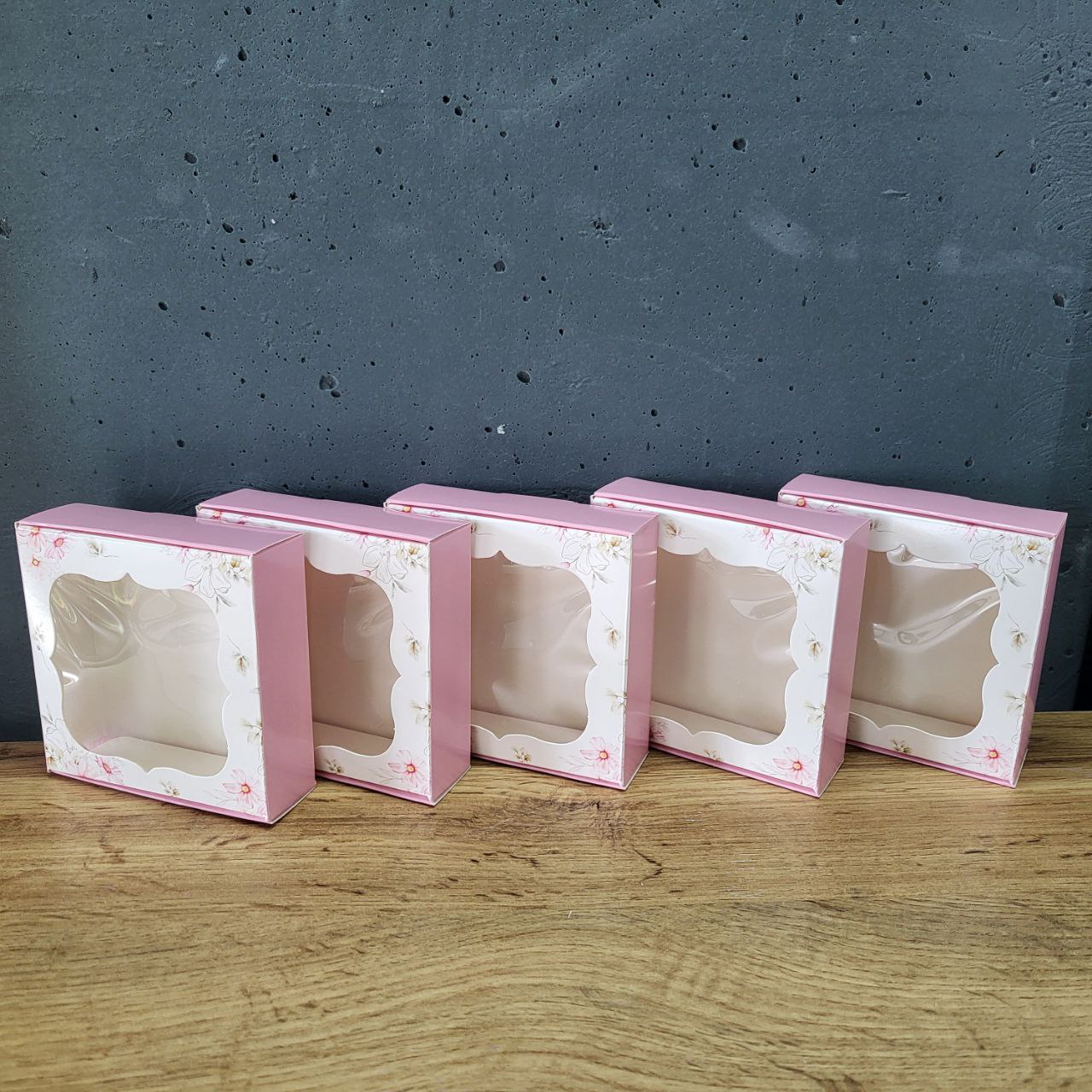Коробка з вікном біло-рожева з квітами 10х10х3см