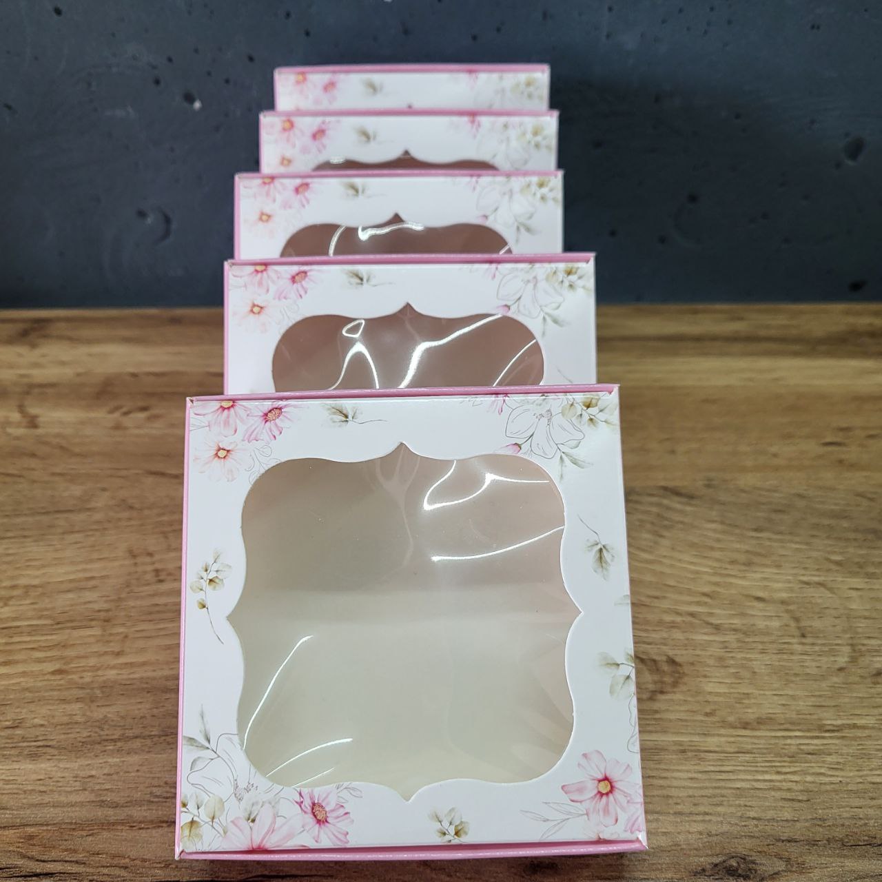 Коробка з вікном біло-рожева з квітами 10х10х3см
