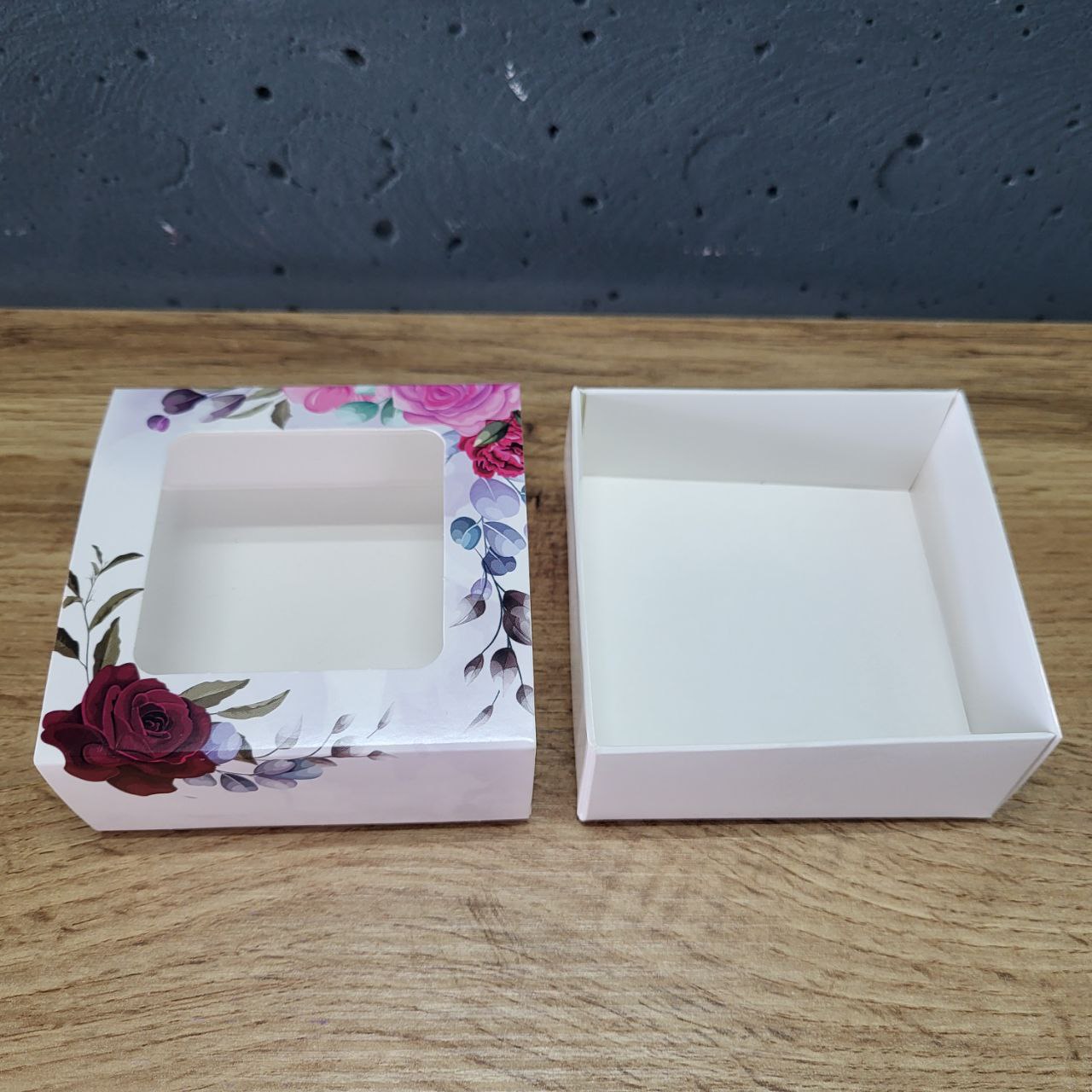 Коробка з вікном біла з квітами 8х8х3,5см