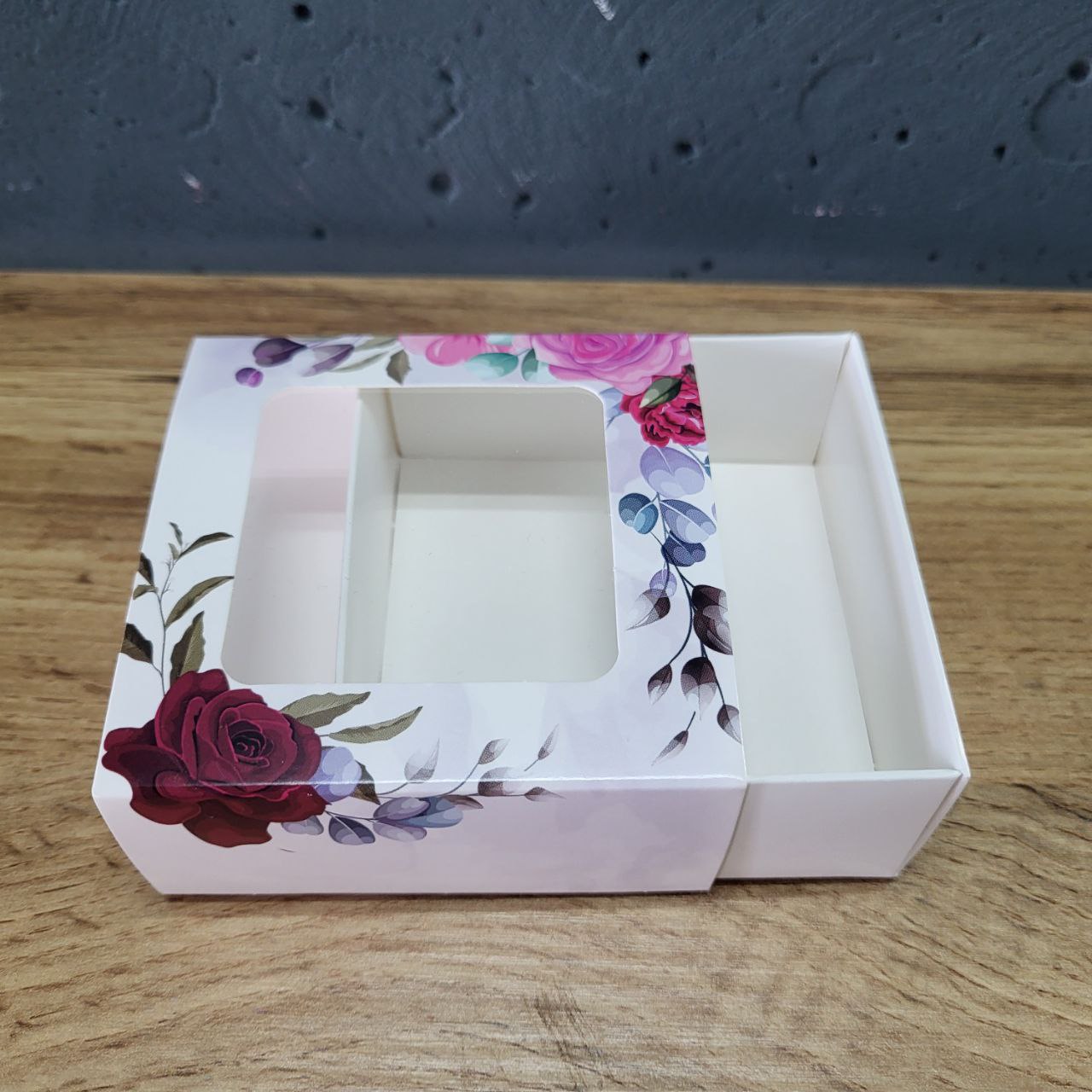 Коробка з вікном біла з квітами 8х8х3,5см
