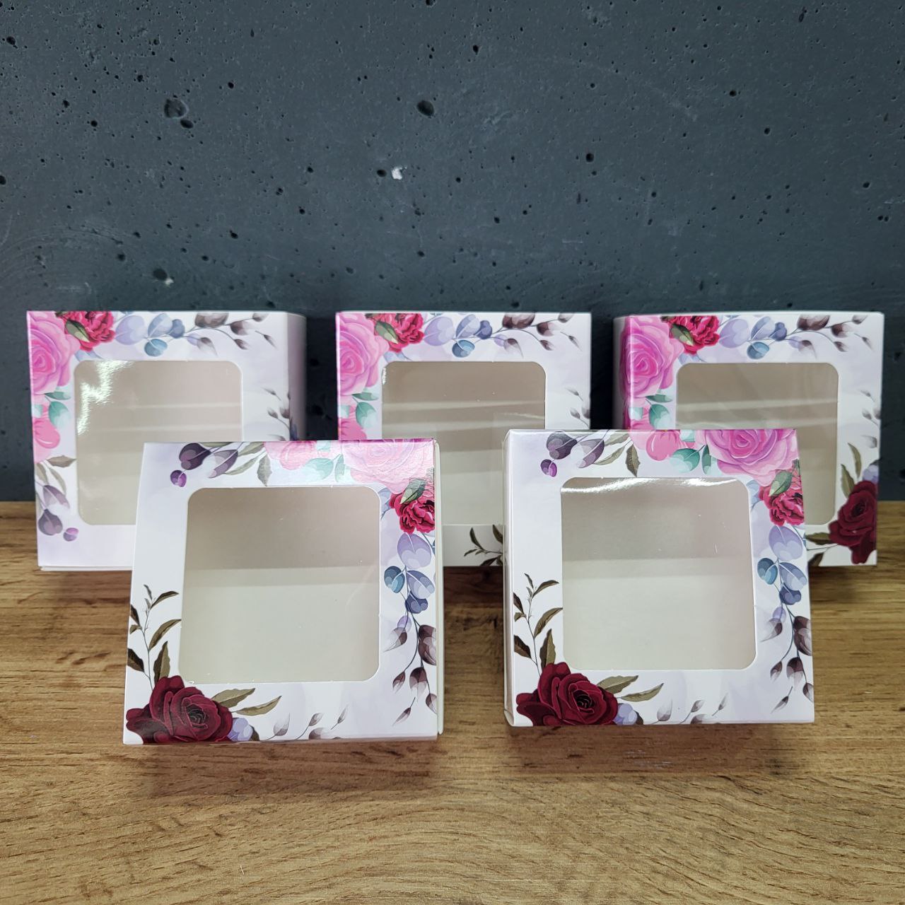 Коробка з вікном біла з квітами 8х8х3,5см