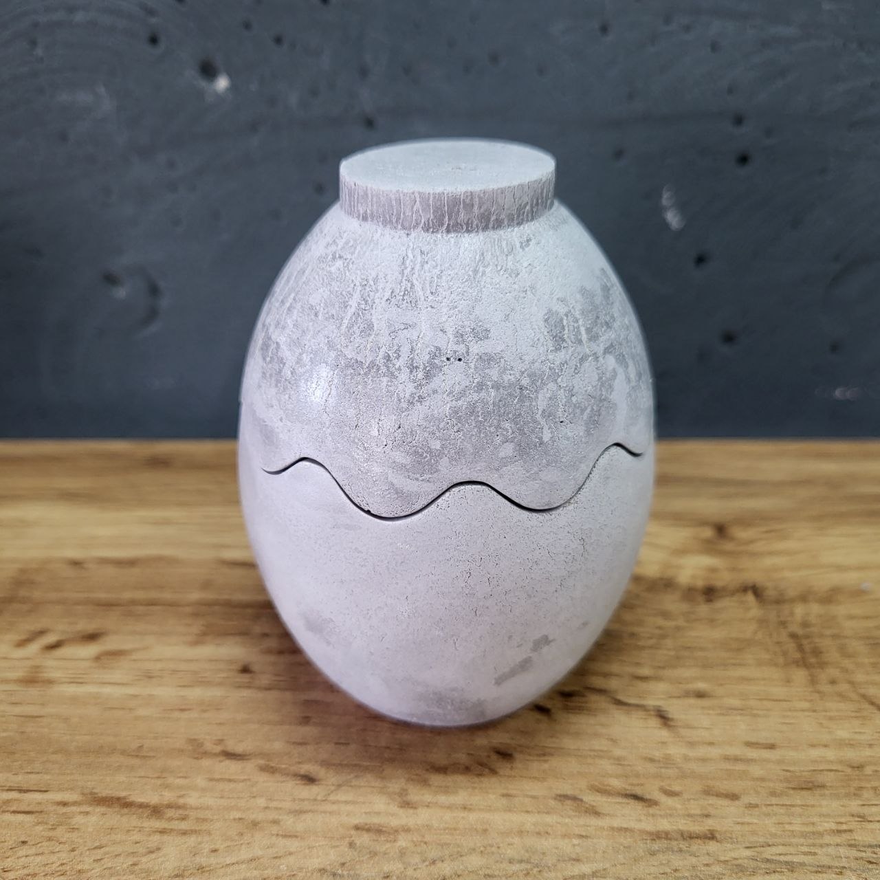 Підсвічник яйце з бетону