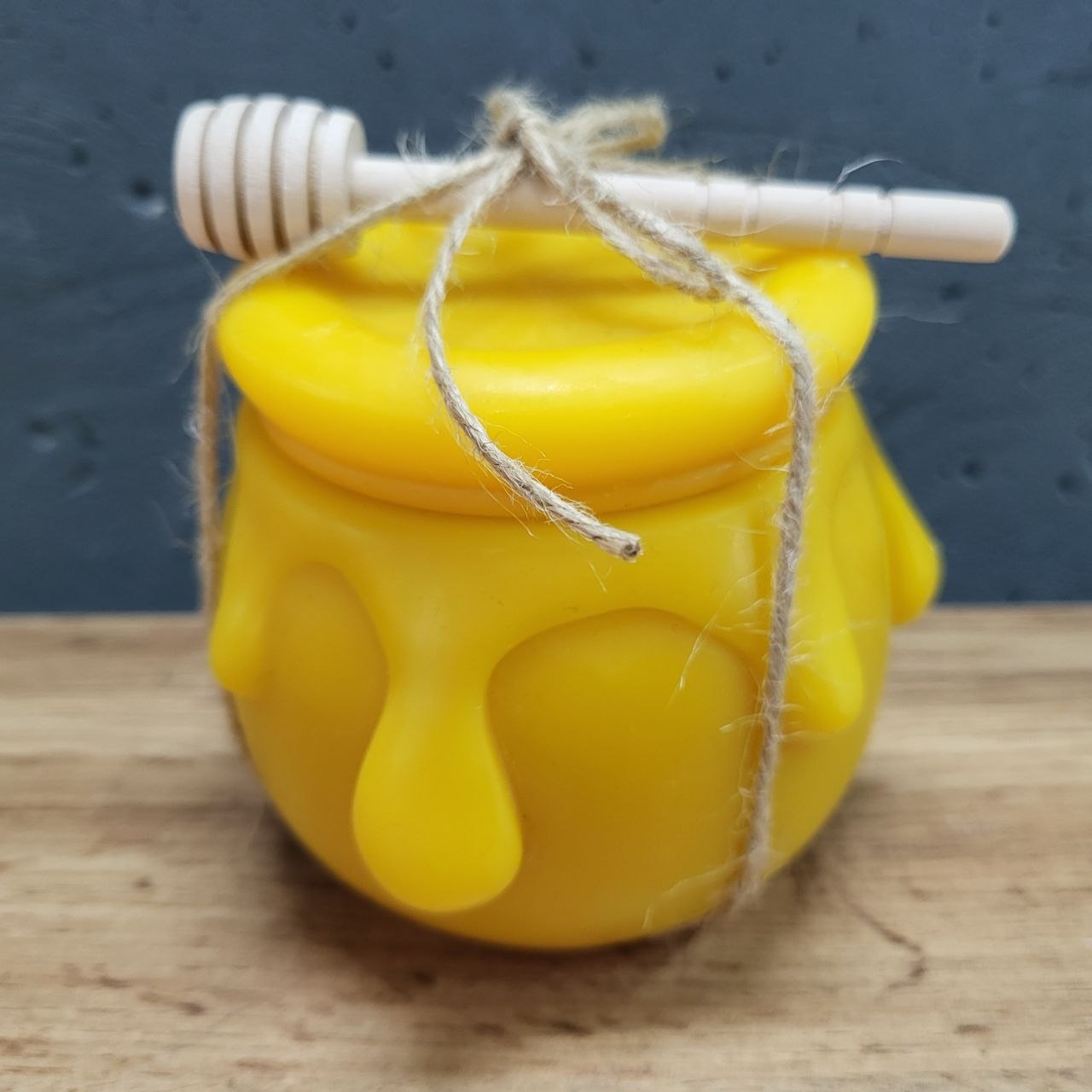 Горщик великий з бджолиного воску