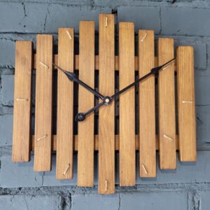 Дерев'яний настінний годинник