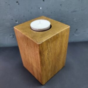 Дерев'яний підсвічник зі свічкою