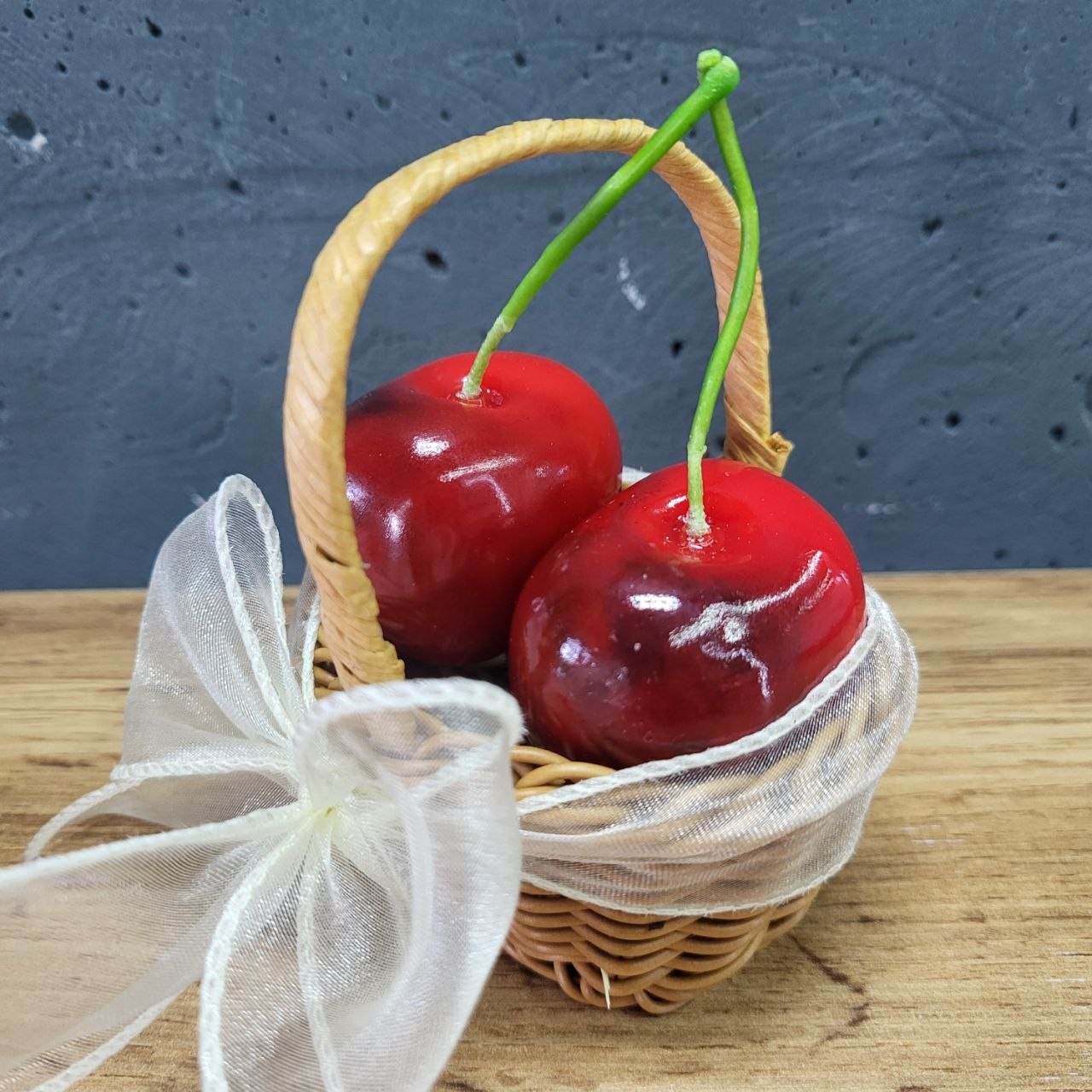 вишеньки в кошику